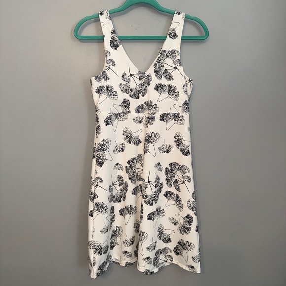 🐼EUC - CARVE DESIGNS BLACK & WHITE FLORAL PRINT DRESS - Picture 8 of 11